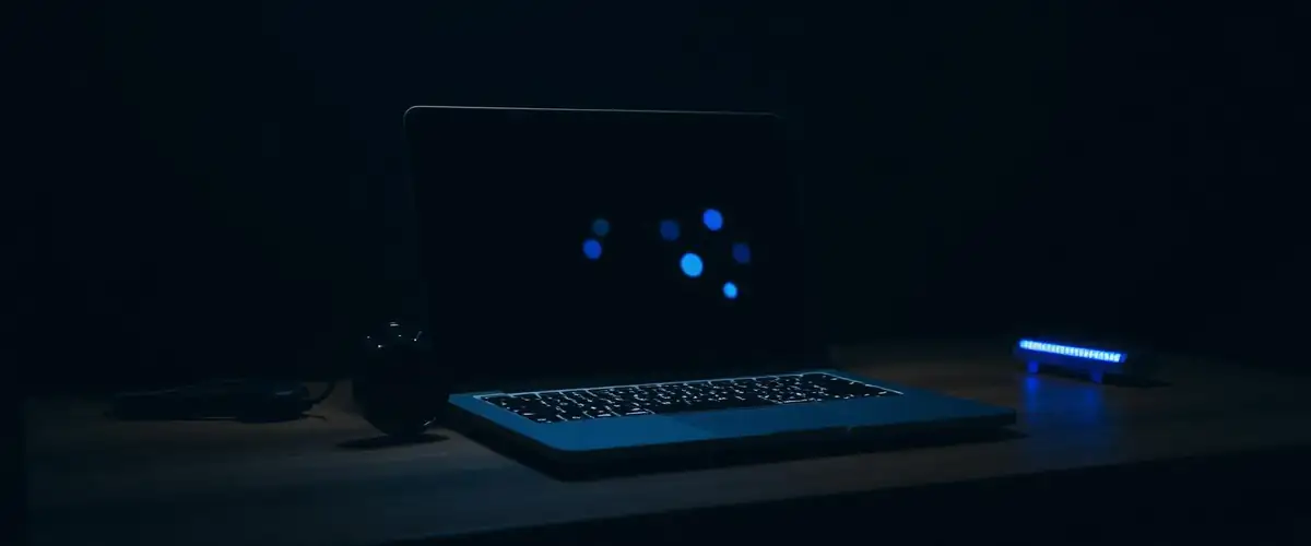 Ноутбук и секундомер на столе — создание видео в PixVerse онлайн за минуту